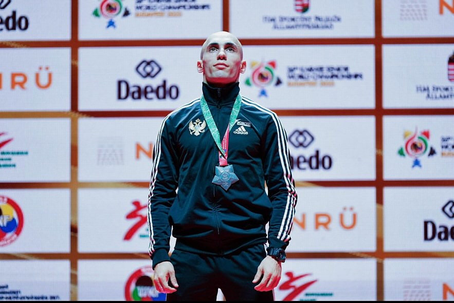 Takmičar Karate kluba Omladinac sa medaljom sa svjetskog prvenstva